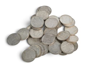 une pile de pièces d'argent sur une surface blanche