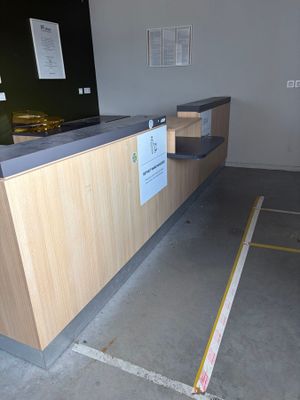une photo d'un parking couvert avec un comptoir d'enregistrement