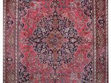 un tapis persan ancien aux couleurs rouges et bleues