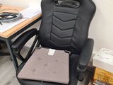 une chaise de bureau noire sur laquelle est posé un ordinateur portable