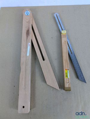 deux types d'outils différents posés sur un morceau de carton