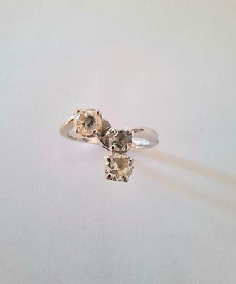 bague en argent massif ornée d'un motif de fleur et de feuilles