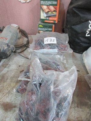 de nombreux sacs de provisions posés sur une table dans la cuisine