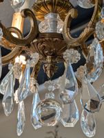 Lustre en bronzaille doré et pampilles de cristal à six bras… (photo 4)