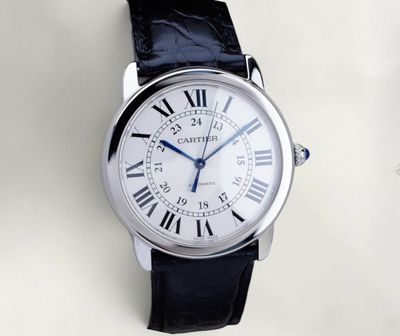 gros plan d'une montre-bracelet avec des chiffres romains