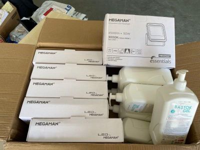 une boîte en carton contenant de nombreux objets