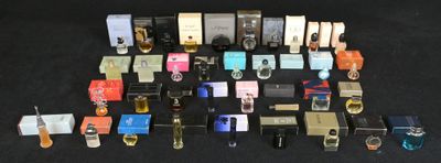 de nombreux parfums différents posés sur une surface noire