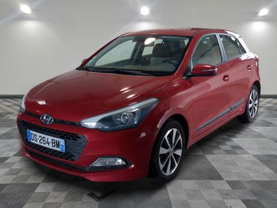 la voiture rouge est garée sur un sol en damier dans le garage