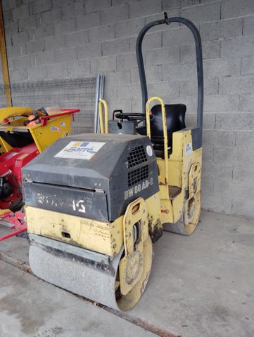 Compacteur BOMAG de 2000. Sur désignation