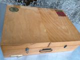 une boîte en bois munie d'une poignée