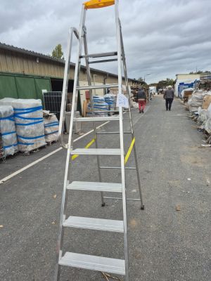 une échelle posée sur le bord de la route
