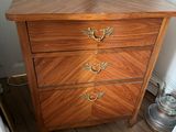une commode en bois dans le coin d'une pièce