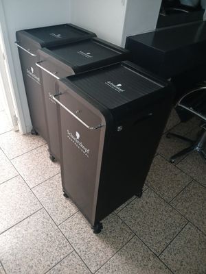 deux poubelles posées par terre dans la pièce