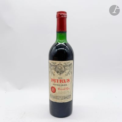 une bouteille de vin posée sur une table
