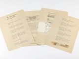 trois vieilles feuilles de papier sur lesquelles il y a des inscriptions, posées sur une table