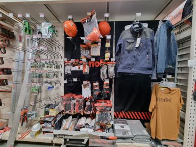 de nombreux articles exposés dans le magasin sont à vendre