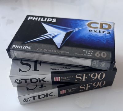 trois DVD empilés les uns sur les autres sur une table
