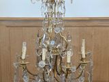 un lustre suspendu au plafond