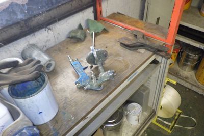 une photo d'un établi dans un garage avec des outils dessus