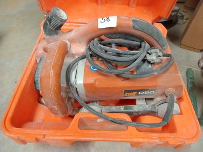 une boîte à outils orange contenant un tuyau et d'autres outils