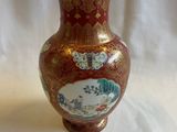 un vase posé sur une surface blanche