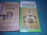 deux livres posés l'un à côté de l'autre sur une table