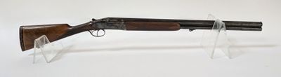 un vieux fusil de chasse avec un canon en bois et un socle en acrylique transparent