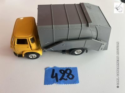 un camion miniature posé à côté d'une feuille de papier