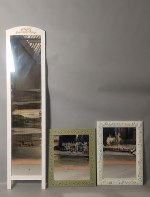 trois miroirs accrochés côte à côte sur un mur