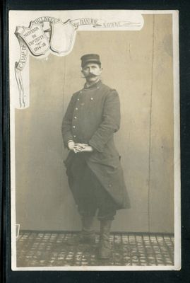 une vieille photo d'un homme en uniforme militaire
