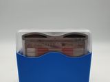 une boîte en plastique bleue contenant une paire de lunettes