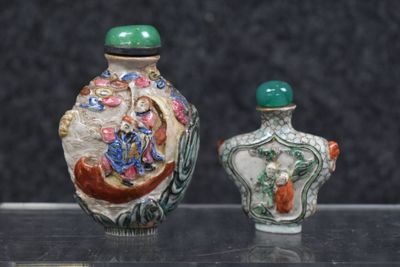 Chine Tabatière en porcelaine à décor de scènes animées en b…