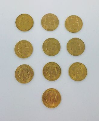 plusieurs pièces d'or sont disposées en cercle sur une surface blanche