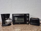 un grille-pain, une cafetière et un four grille-pain posés sur un plan de travail