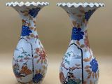 deux vases posés sur une table