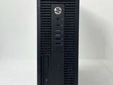 un ordinateur de bureau noir posé sur une surface blanche