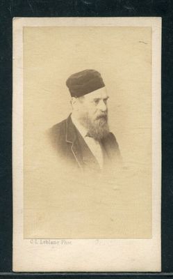 une vieille photo d'un homme barbu portant un turban