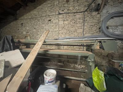 une photo d'une pièce où il y a beaucoup de bois