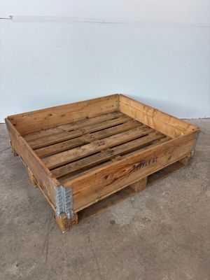 une caisse en bois posée par terre