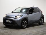 La Toyota C-HR est garée dans une pièce au sol à carreaux.