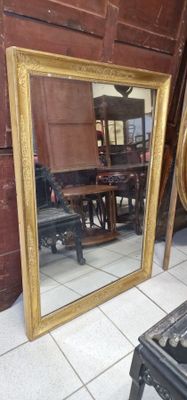 un miroir posé par terre devant une table