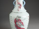 un vase blanc orné d'une peinture représentant une femme