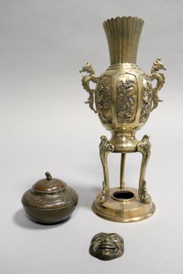 [JAPON] Meiji. Lot de trois objets comprenant : - Vase à hau…