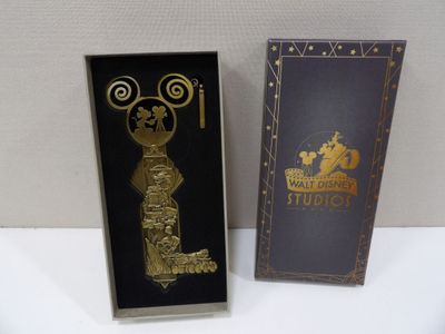disney parks mickey mouse keychain with box