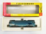 un petit train dans une boîte posée sur une surface blanche