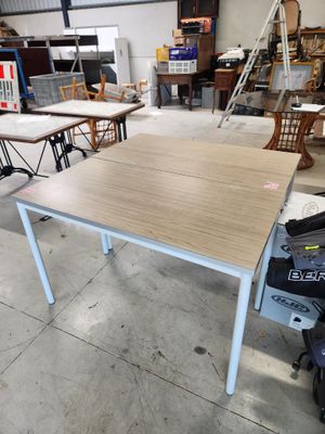 une table placée au milieu d'une pièce