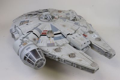 La maquette d'un chasseur Millennium de « Star Wars » est représentée sur une surface blanche