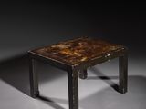 une vieille table en bois surmontée d'un cadre métallique