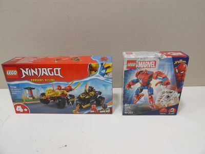 Deux boîtes de Lego sont posées sur une surface blanche.