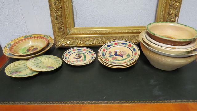 Lot de faïence : assiettes, plat creux, saladiers